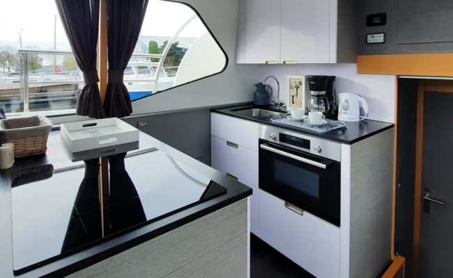 HW 1 interior - HW Yachtcharter bootverhuur Friesland
